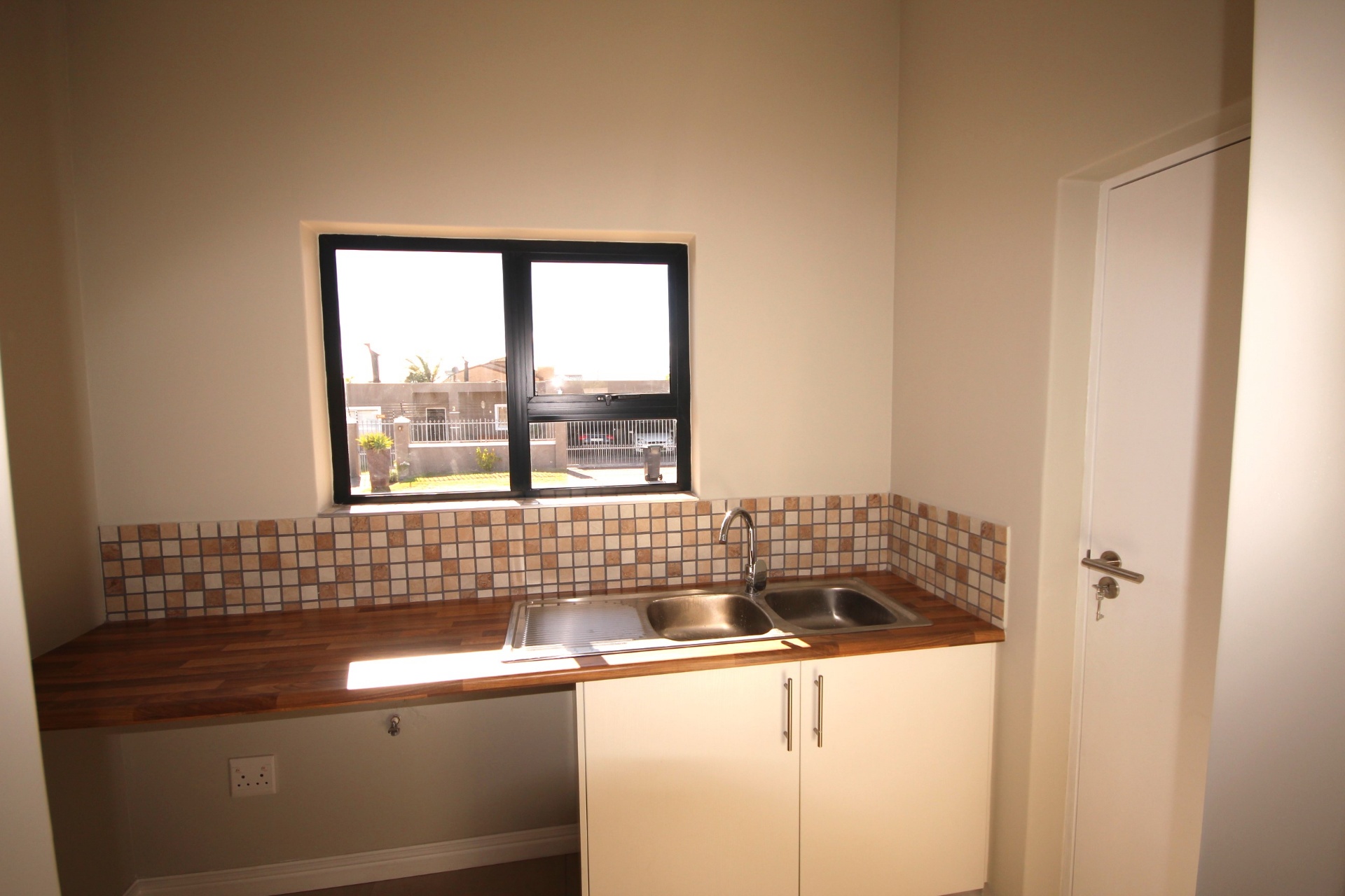 Separate scullery with sink